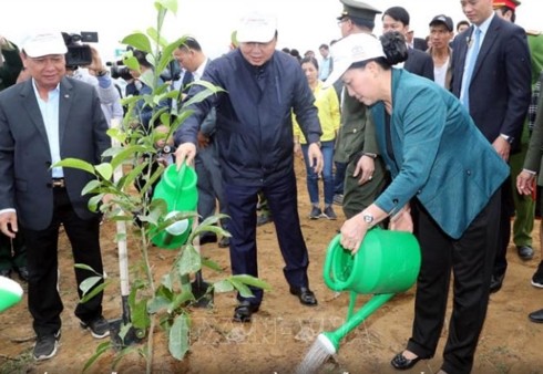 Спикер парламента Вьетнама приняла участие в церемонии начала праздника посадки деревьев в Хоабине