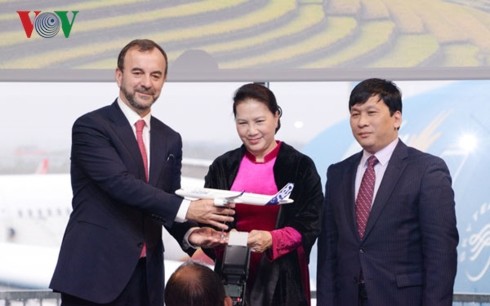 Нгуен Тхи Ким Нган приняла участие в церемониях передачи самолёта и открытия офиса FPT в Тулузе