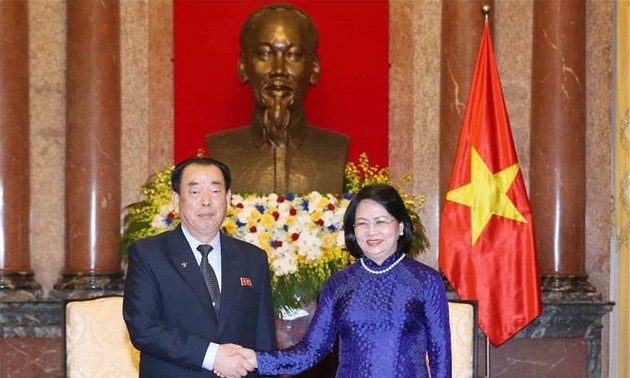 Вице-президент Вьетнама приняла делегацию Центрального суда КНДР