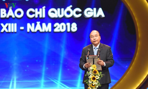 Премьер Вьетнама вручил лучшим журналистам национальную премию в области журналистики 2018 года