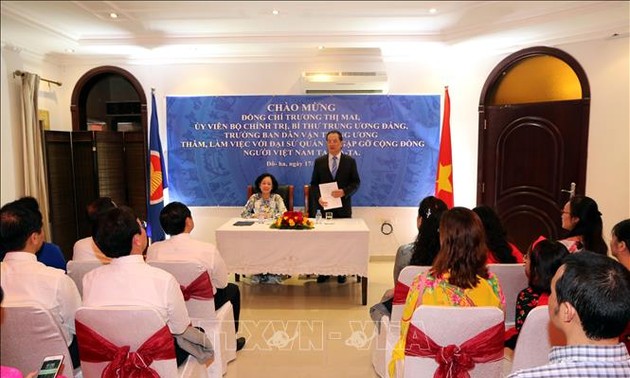 Чыонг Тхи Май посетила посольство Вьетнама в Катаре