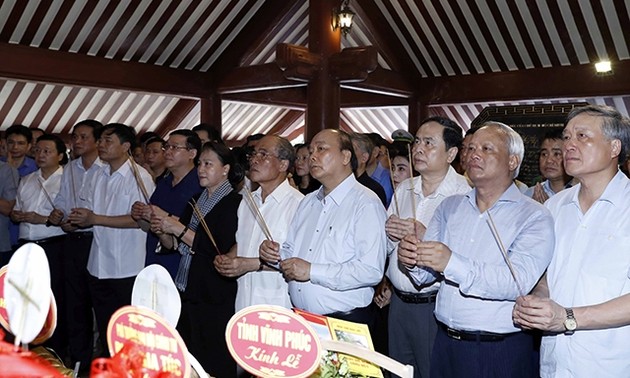 Премьер-министр и спикер парламента Вьетнама зажгли благовония в память о Президенте Хо Ши Мине