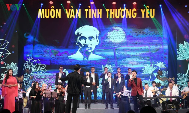 Во Вьетнаме прошел радио- и телемост художественной программы «Огромное чувство любви»