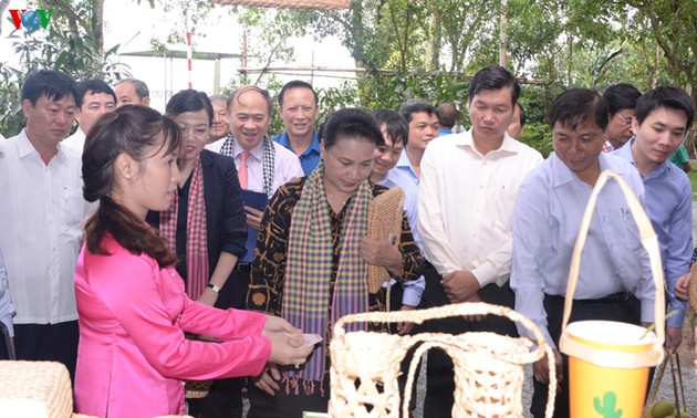 Нгуен Тхи Ким Нган посетила модели кооператива и ассоциации в провинции Донгтхап