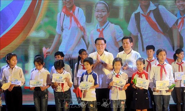 В провинции Тхайбинь прошёл гала-концерт «Оказание поддержки школьникам в реализации мечты»