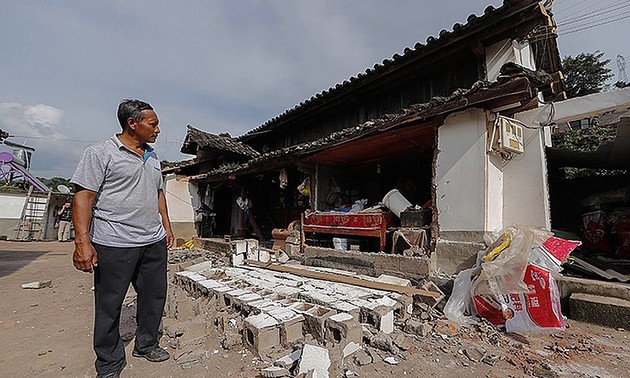 По меньшей мере один человек погиб и 29 ранены при землетрясении в Китае