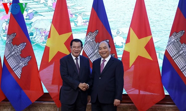 Премьеры Вьетнама и Камбоджи провели пресс-конференцию по итогам переговоров