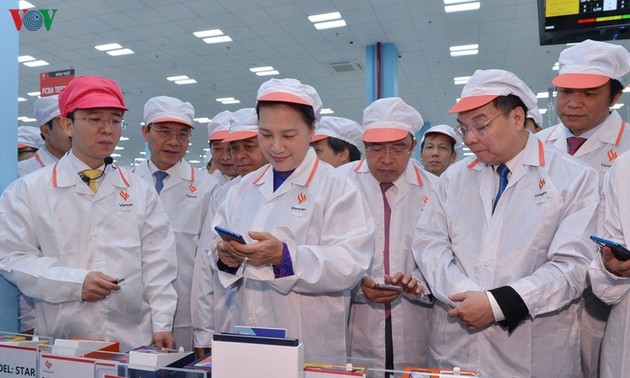 Председатель Нацсобрания Нгуен Тхи Ким Нган посетила технопарк Хоалак