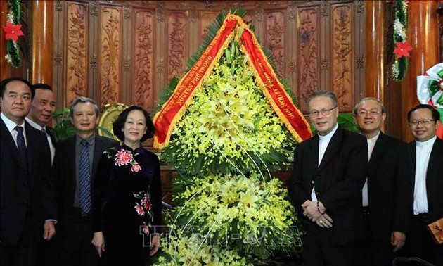 Руководители Вьетнама поздравили верующих с наступающим Рождеством