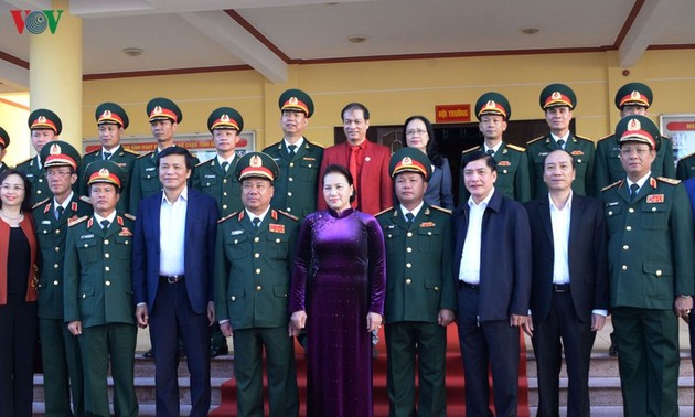 Нгуен Тхи Ким Нган поздравила с Новым годом военное командование провинции Даклак