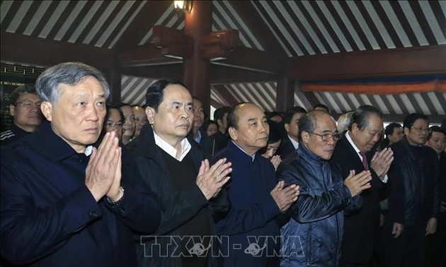 Премьер-министр Нгуен Фуан Фук зажёг благовония в память о Президенте Хо Ши Мине
