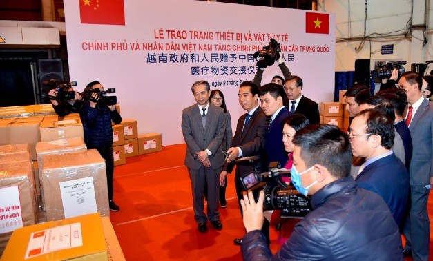 Вьетнам подарил Китаю медицинские товары для борьбы с коронавирусом