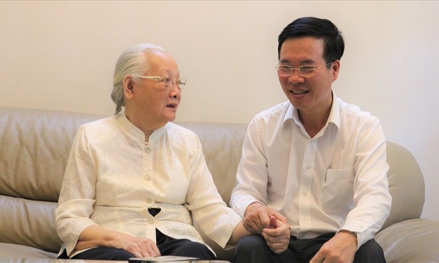 Во Ван Тхыонг навестил Народного врача Доан Тхюй Ба