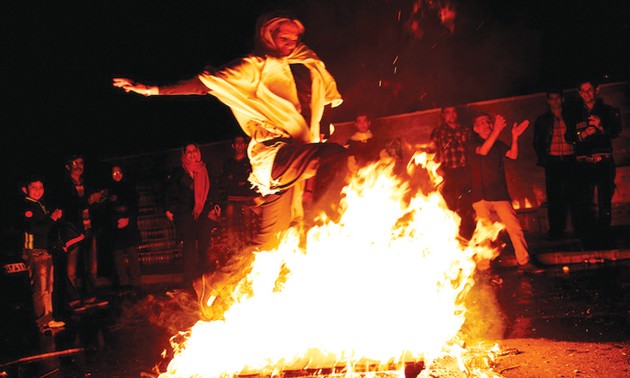 В Иране во время фестиваля огня пострадали 470 человек и двое погибли