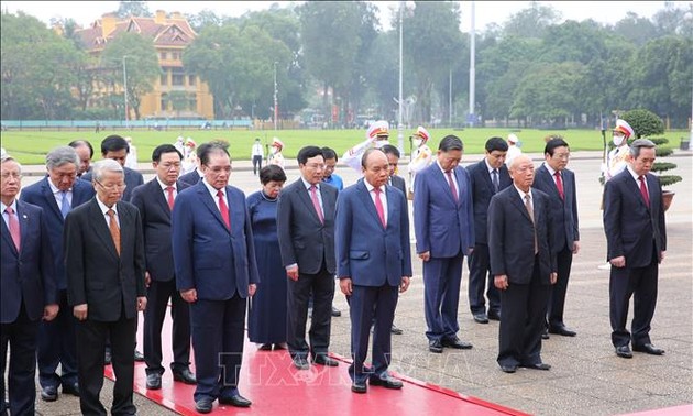 Руководители Вьетнама посетили Мавзолей Президента Хо Ши Мина