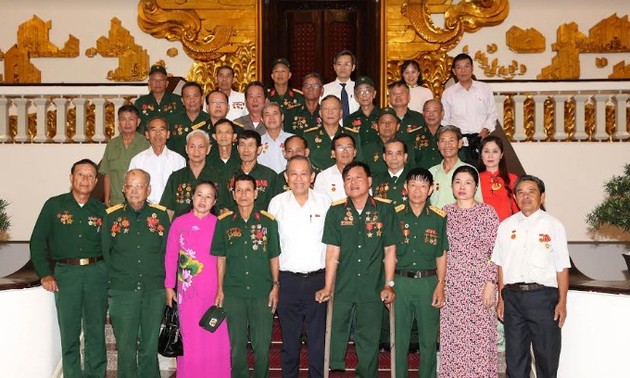 Чыонг Хоа Бинь принял граждан из провинции Нгеан, имеющих заслуги перед Отечеством
