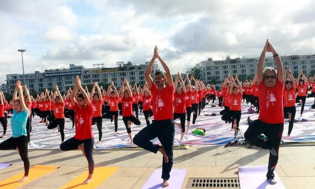 Во Вьетнаме около 3000 человек отпраздновали Международный день йоги