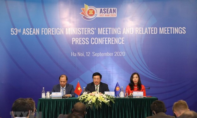 Строительство мирного и процветающего Сообщества АСЕАН, играющего центральную роль в регионе