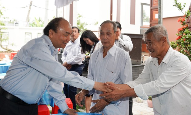 Премьер Вьетнама проверил осуществление мер по борьбе с засухой и засолением почв в провинции Тиензянг