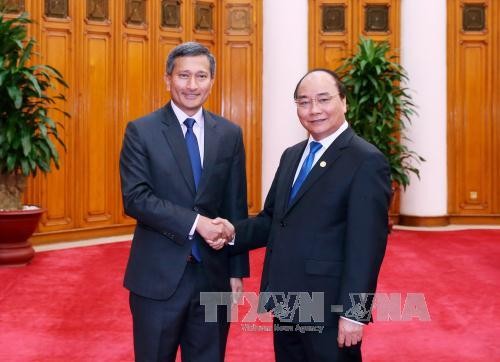 Le ministre singapourien des Affaires étrangères reçu par Nguyen Xuan Phuc