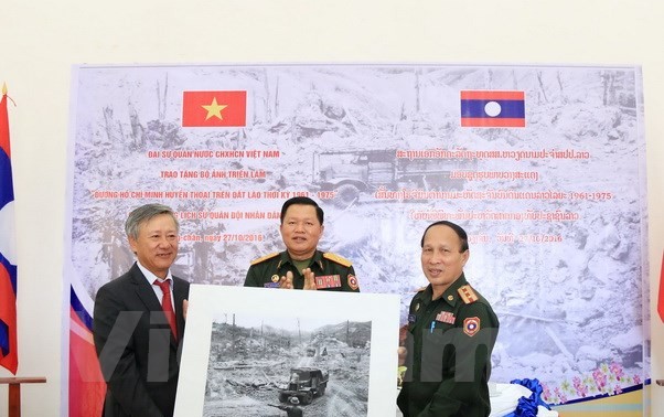 Remise de photos pour l’exposition "la piste Hồ Chí Minh au Laos"