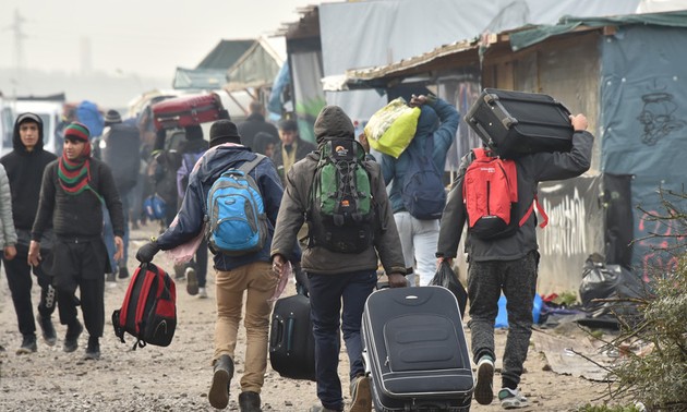 Calais: "nous ne tolérerons pas" de camps de migrants, affirme Hollande
