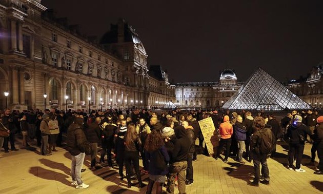 Manifestation de soutien près du campement de migrants à Paris