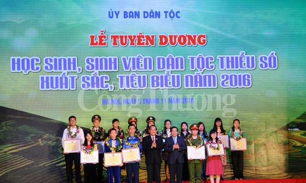 Truong Hoa Binh à la cérémonie honorant les élèves de minorités ethniques