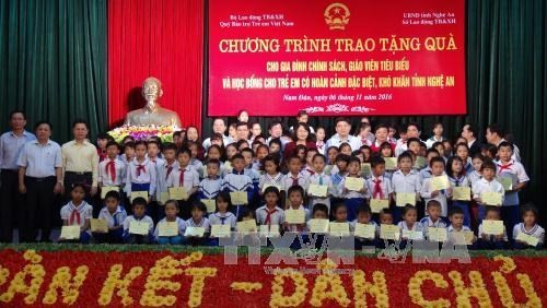 Bourses à 100 élèves en difficulté de la province de Nghe An