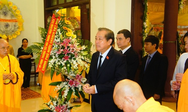 Trương Hòa Bình rend hommage au bonze supérieur Thích Chơn Thiện 