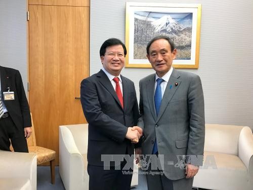 Trinh Dinh Dung rencontre le secrétaire général du cabinet japonais