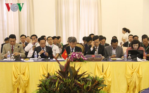 Conférence des hauts officiels Vietnam-Laos-Cambodge