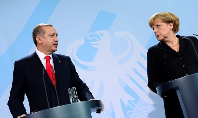 "Menacer" l'accord UE-Turquie sur les migrants "n'avance à rien"