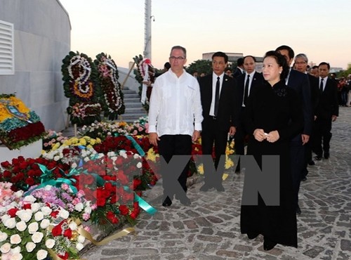La présidente de l’Assemblé nationale vietnamienne rend hommage à Fidel Castro