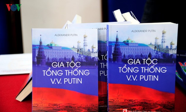 Publication d’un livre sur la famille de Vladimir Poutine en vietnamien