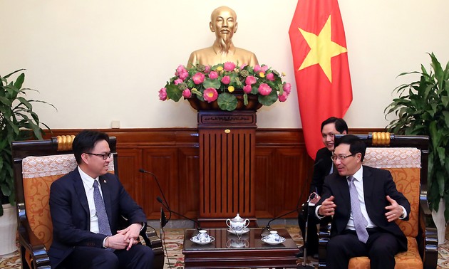 Le nouvel ambassadeur cambodgien reçu par Pham Binh Minh