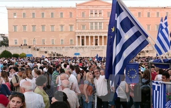 La zone euro suspend l'allégement de la dette grecque