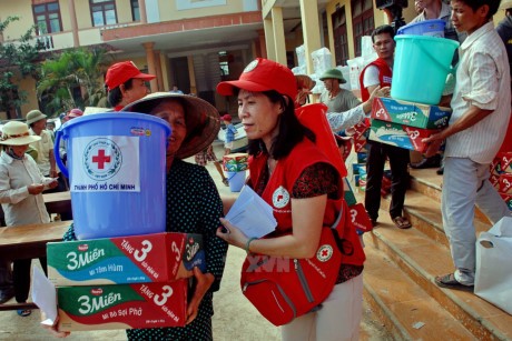  Aide d’urgence du Front de la patrie du Vietnam aux sinistrés des crues