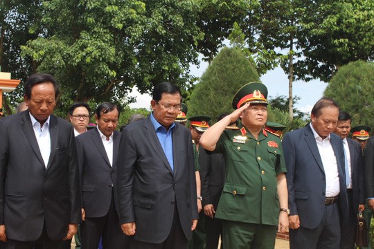 Le Premier ministre cambodgien visite les vestiges du corps 125