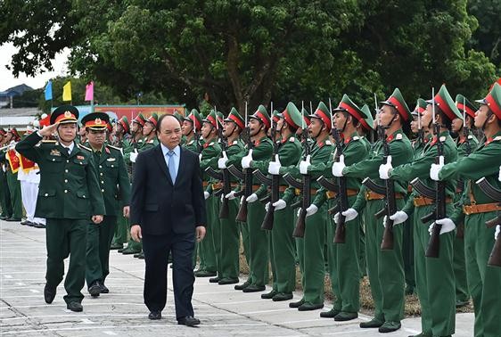 Nguyen Xuan Phuc rend visite à la brigade d’infanterie 242 à Van Don