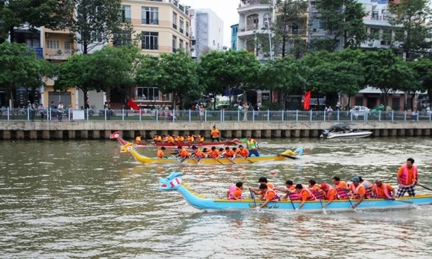 Course de pirogues traditionnelle à Ho Chi Minh-ville