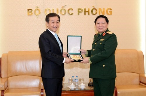 Un vice-ministre sud-coréen de la Défense reçu par Ngo Xuan Lich
