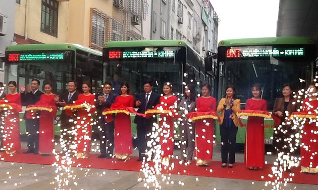 Hanoi inaugure la ligne de bus express Kim Ma-Yen Nghia