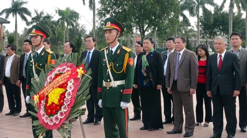 Tong Thi Phong rend hommage aux héros morts pour la Patrie à Quang Tri
