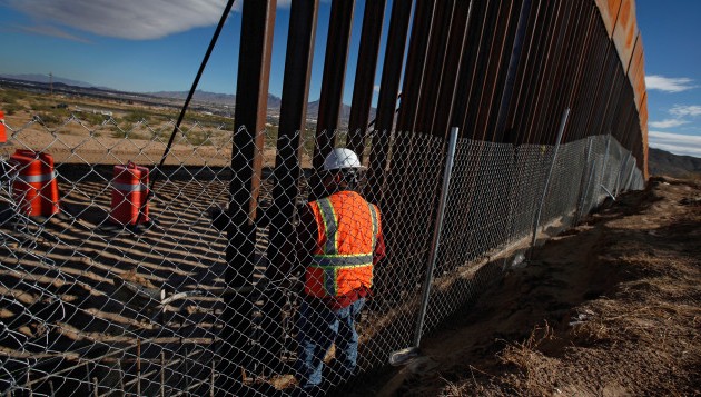 Trump demande au Congrès de payer pour le mur à la frontière avec le Mexique
