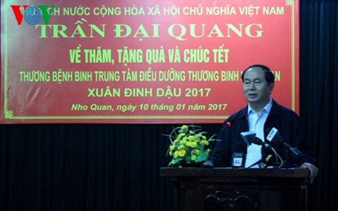 Le président Tran Dai Quang rend visite à des invalides de guerre