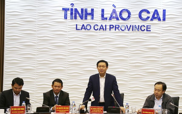 Vuong Dinh Hue rencontre les autorités de Lao Cai