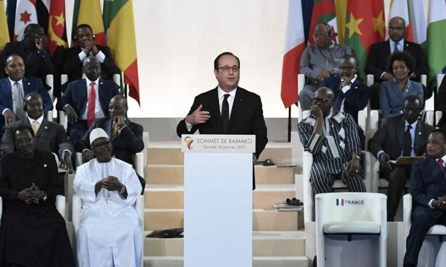 Hollande: la présence militaire française au Mali sera longue 