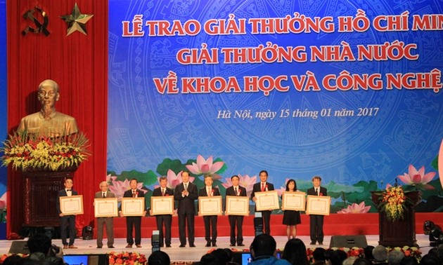 Remise du prix Ho Chi Minh et du prix d’Etat  à 16 ouvrages scientifiques