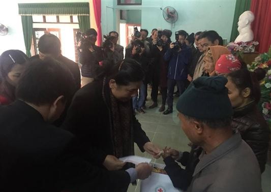 Tong Thi Phong rend visite à des familles pauvres de Bac Giang